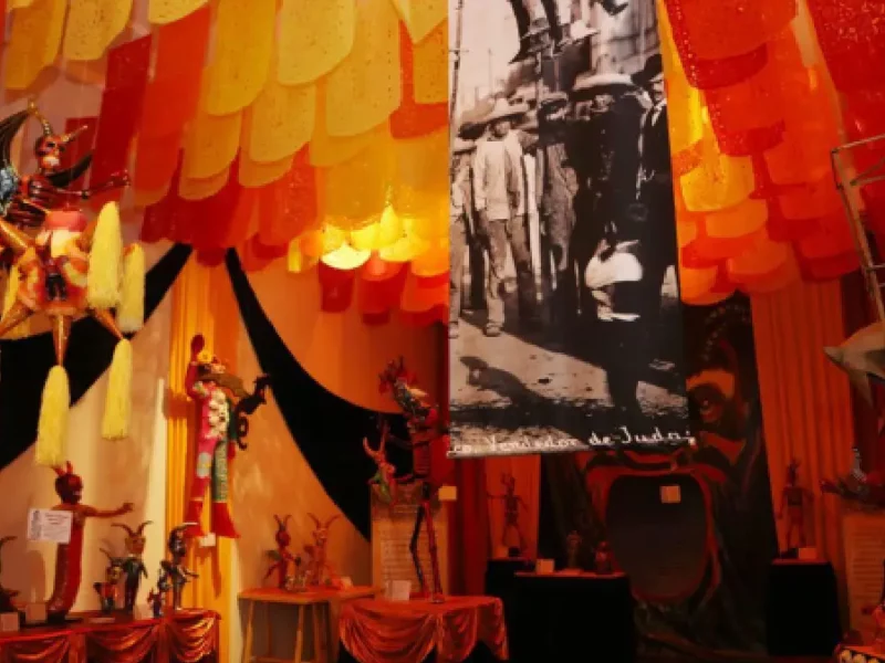 Gobierno municipal invita a disfrutar de la exposición "Los Judas: Lo efímero del arte popular"