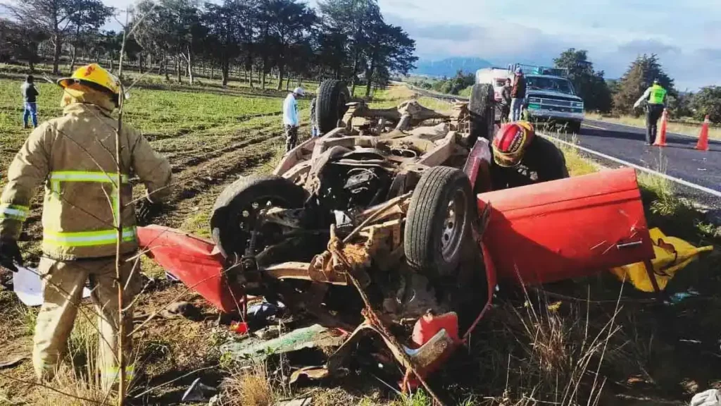 Joven murió prensado en un choque y volcadura en Ciudad Serdán 