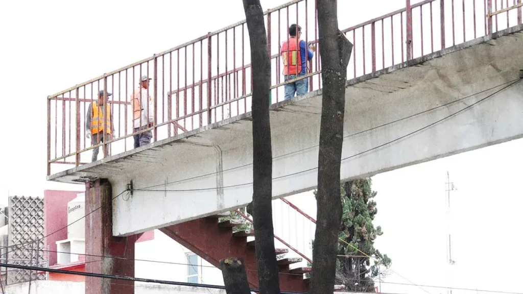 Ayuntamiento de Puebla inicia retiro de puente en bulevar 5 de mayo