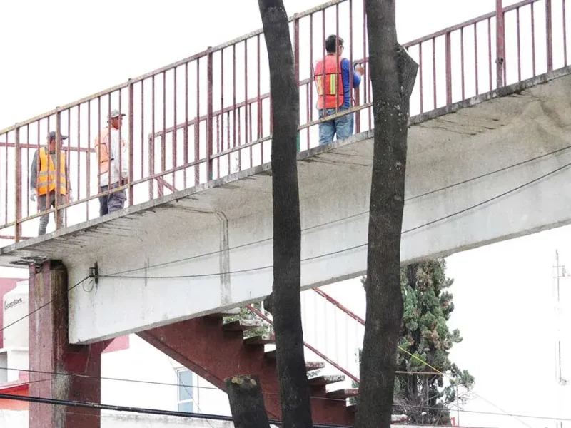 Ayuntamiento de Puebla inicia retiro de puente en bulevar 5 de mayo