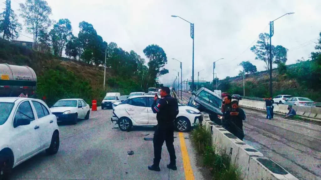Choque múltiple dejó tres lesionados en el Periférico Ecológico de Puebla