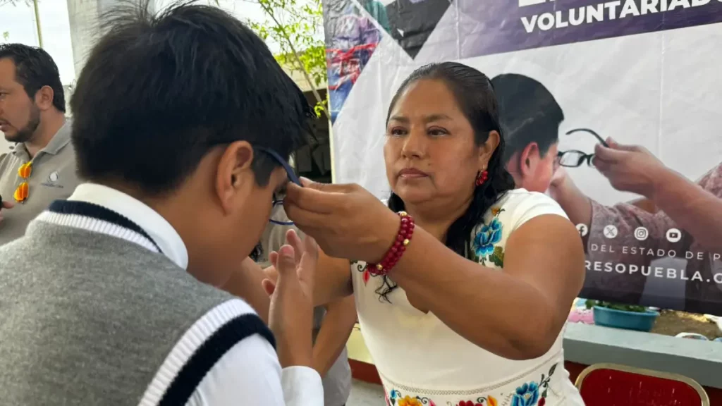 Entrega Voluntariado del Congreso lentes gratuitos a niñas y niños de San Gabriel Chilac