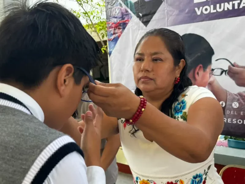 Entrega Voluntariado del Congreso lentes gratuitos a niñas y niños de San Gabriel Chilac
