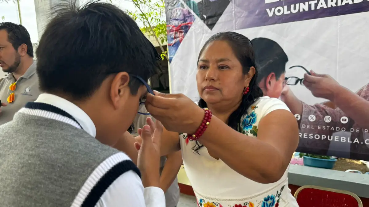 Entrega Voluntariado del Congreso lentes gratuitos a niñas y niños de San Gabriel Chilac