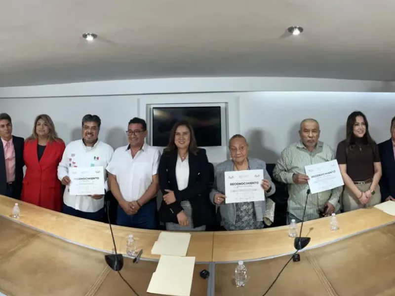 Reconocen a poblanos migrantes organizadores del Desfile de la Independencia de México en Nueva York