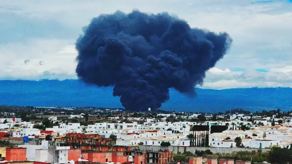 Incendio en San Gregorio Atzompa alerta a poblanos por cercanía con escuela y gasera
