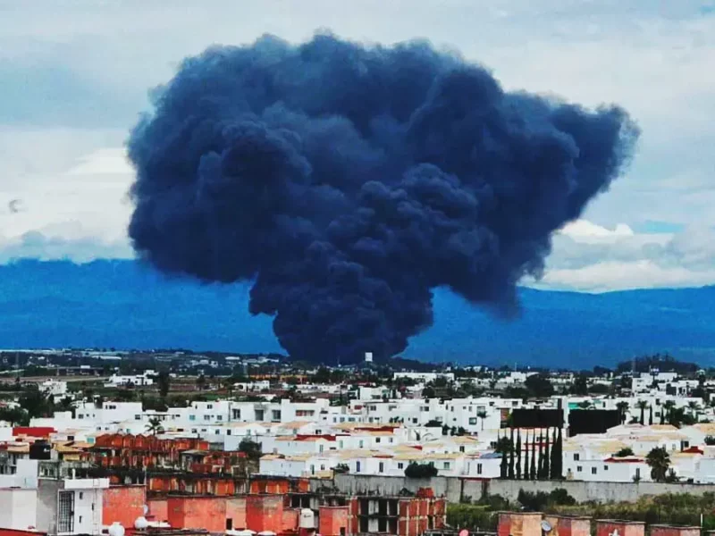 Incendio en San Gregorio Atzompa alerta a poblanos por cercanía con escuela y gasera