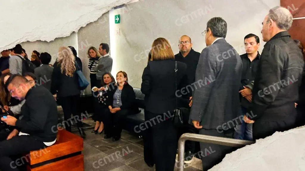 Xóchitl Gálvez y Sergio Salomón Céspedes acuden al velorio de Carlos Navarro, líder del PSI