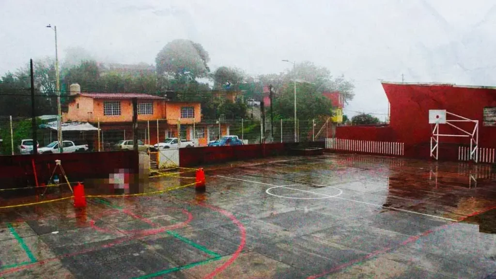 Hombre murió aplastado por estructura en primaria de Hueytamalco 