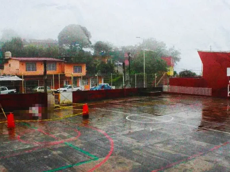Hombre murió aplastado por estructura en primaria de Hueytamalco 