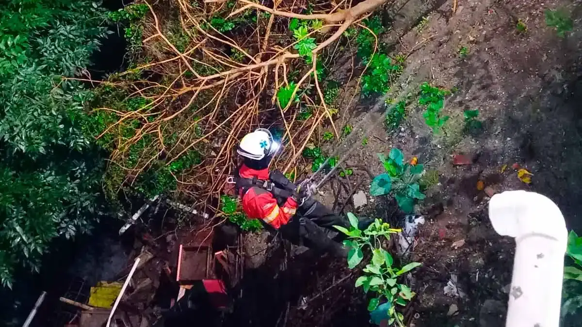 Hombre ebrio resultó herido tras caer a una barranca en Álamos Vista Hermosa, Puebla 