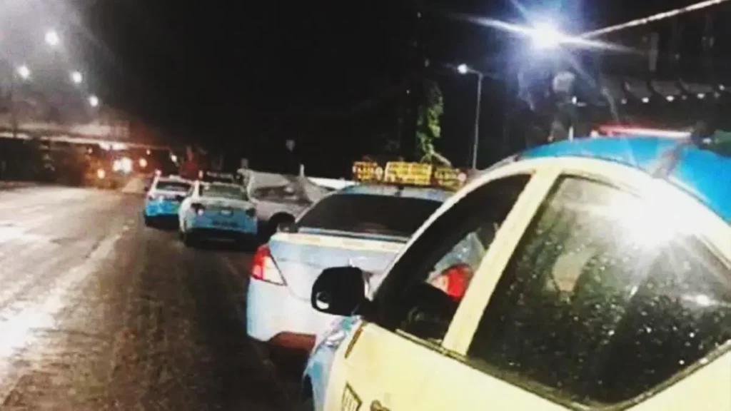 Taxistas bloquean la autopista Atlixco-Puebla; exigen justicia por el asesinato de compañero 