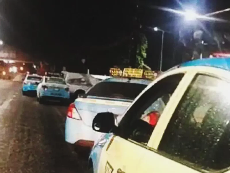 Taxistas bloquean la autopista Atlixco-Puebla; exigen justicia por el asesinato de compañero 