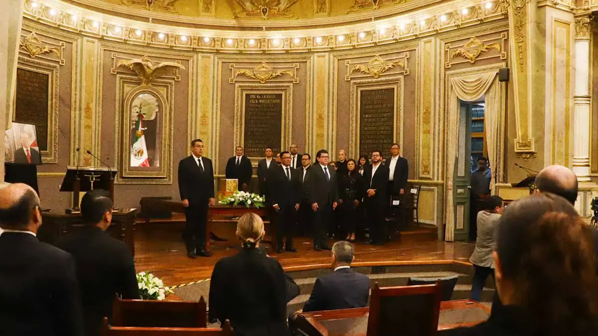 Realizan homenaje póstumo a Carlos Navarro en el Congreso de Puebla