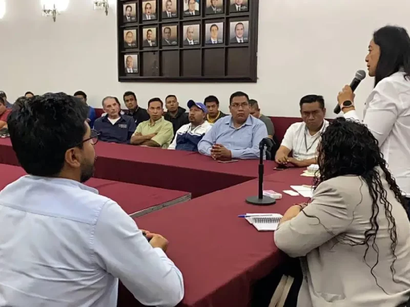 En mesa de trabajo, Ariadna Ayala escucha demandas de conductores del transporte público en Atlixco