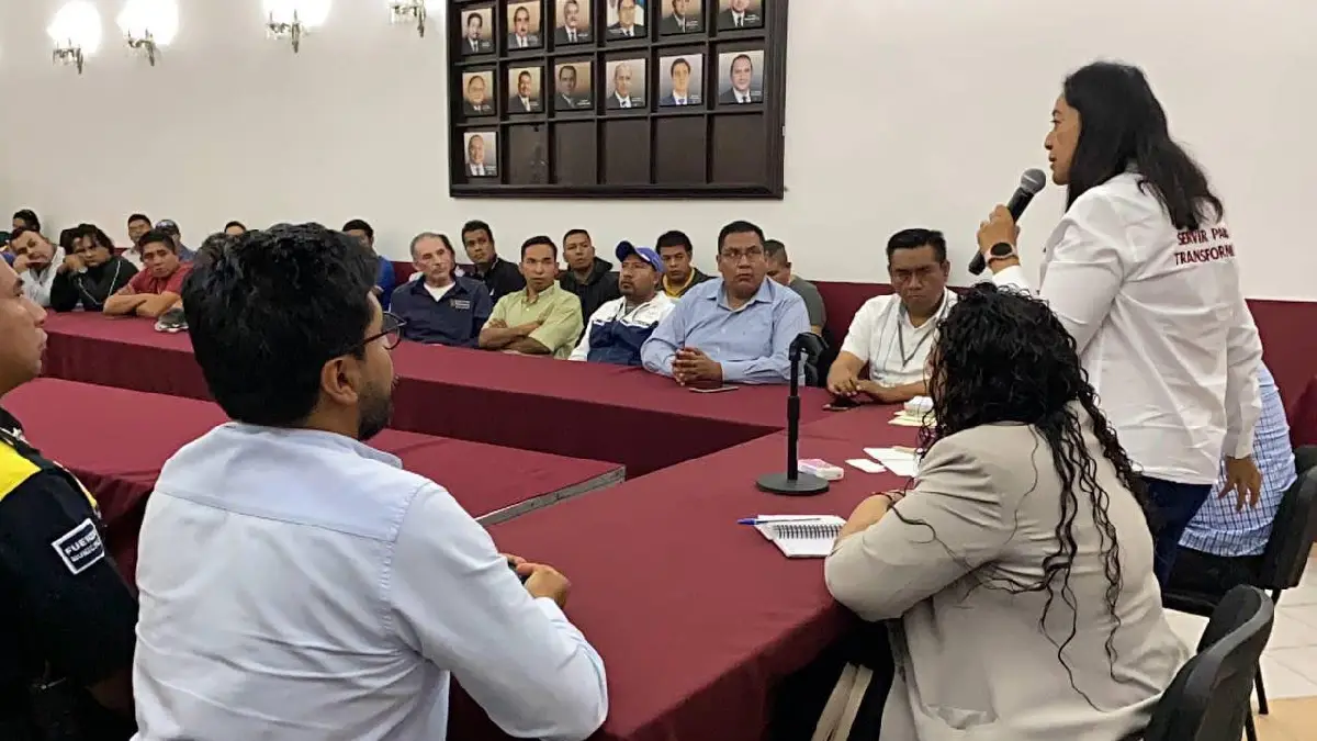 En mesa de trabajo, Ariadna Ayala escucha demandas de conductores del transporte público en Atlixco