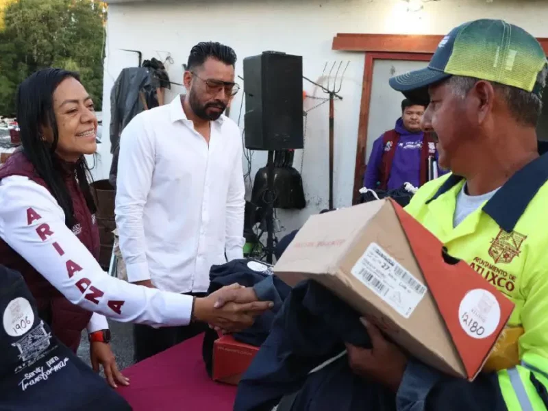 Tercera ocasión que Ariadna Ayala entrega uniformes a servicios públicos de Atlixco
