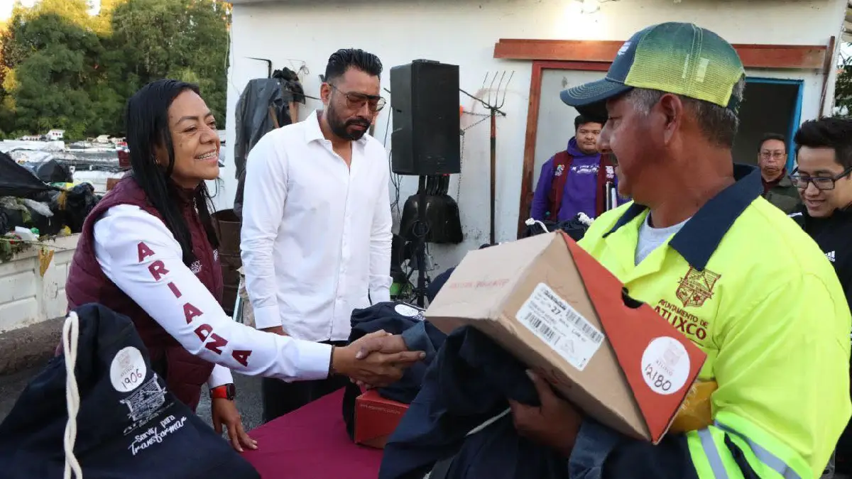 Tercera ocasión que Ariadna Ayala entrega uniformes a servicios públicos de Atlixco