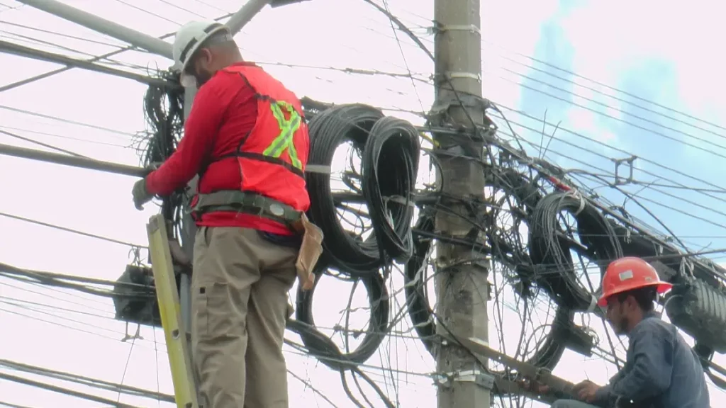 Ayuntamiento de Puebla supervisa e retiro y ordenamiento de cableado en desuso
