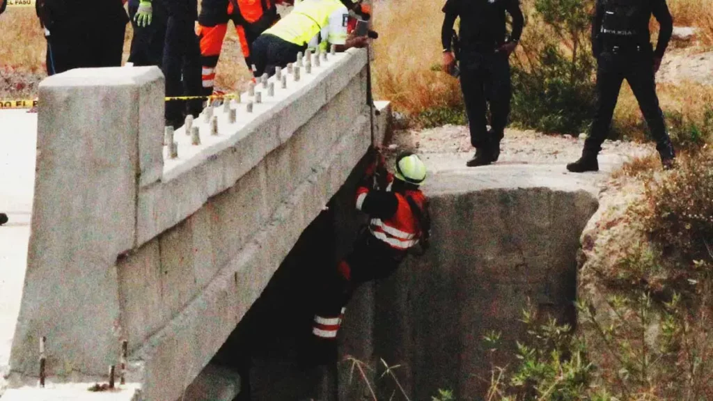 Rescatan a dos hombres que cayeron a barranca tras huir de un anexo en Zacatlán