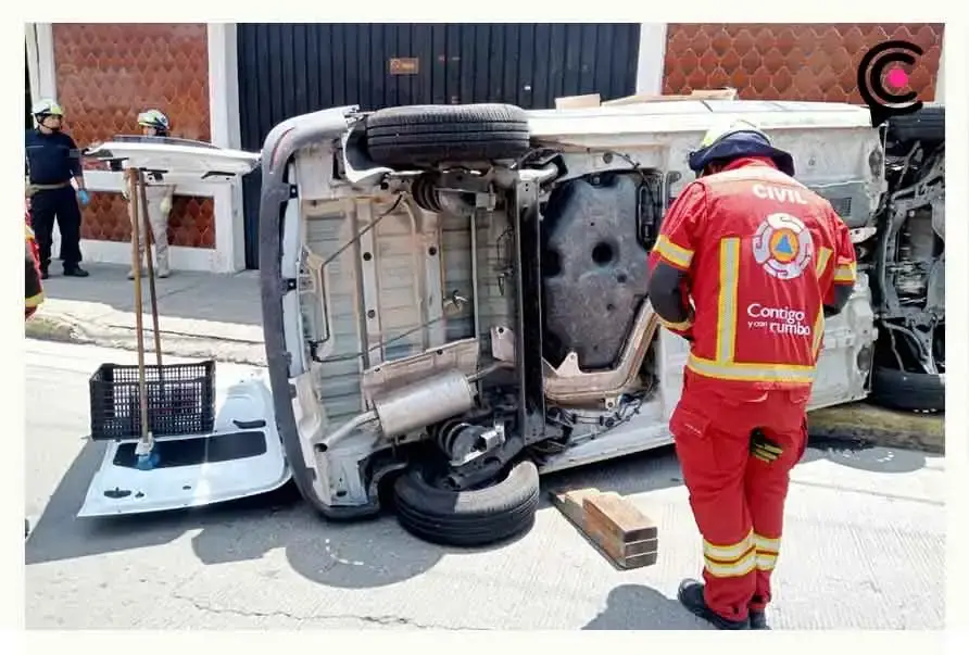 Choque y volcadura dejó un lesionado en la colonia Amor, Puebla