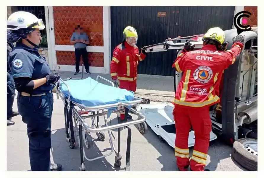 Choque y volcadura dejó un lesionado en la colonia Amor, Puebla