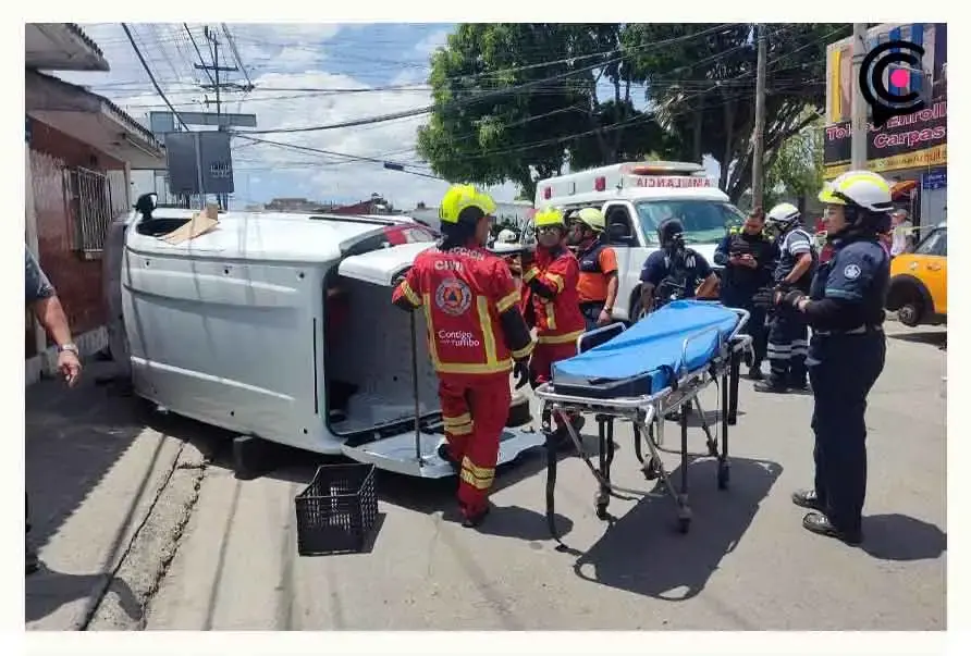 Choque y volcadura dejó un lesionado en la colonia Amor, Puebla