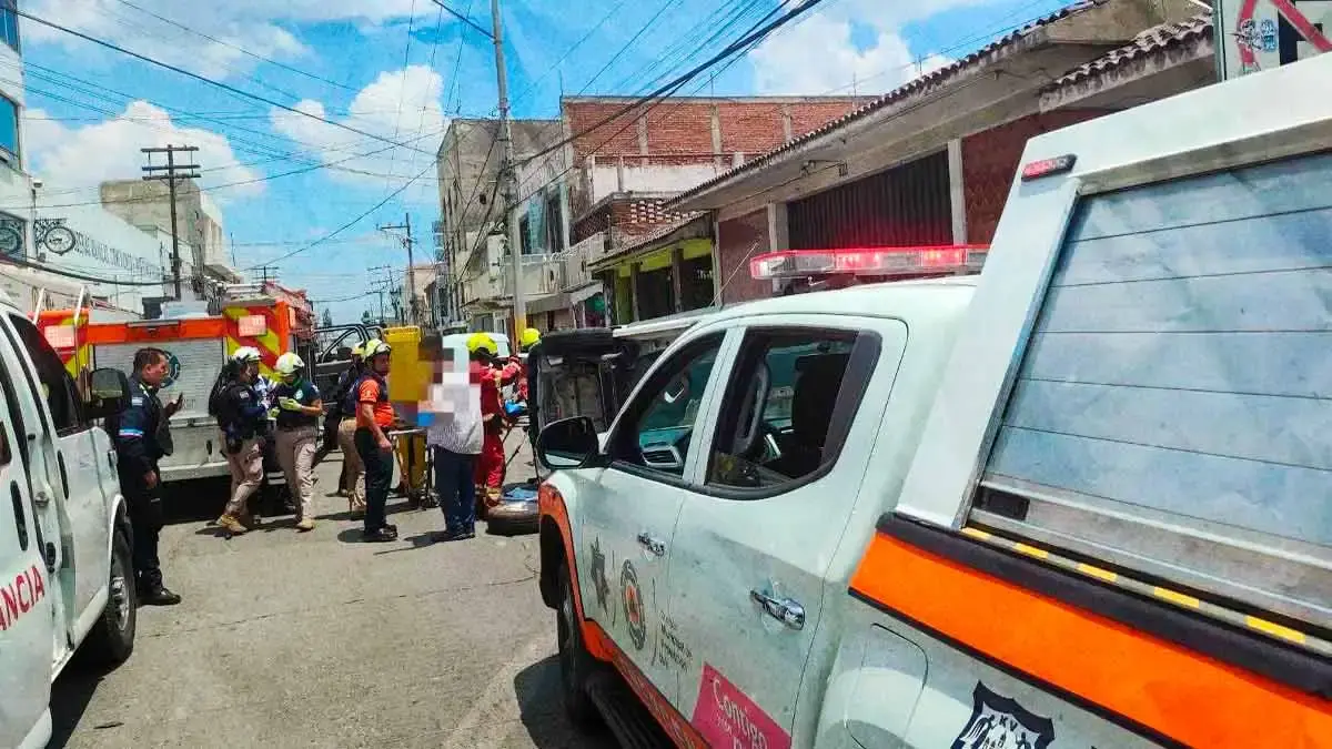 Choque y volcadura dejó un lesionado en la colonia Amor, Puebla