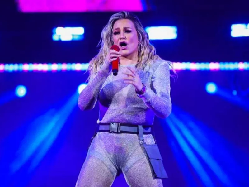 María José invitó al escenario a fanáticos en su concierto en Puebla 