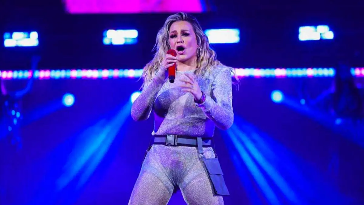 María José invitó al escenario a fanáticos en su concierto en Puebla
