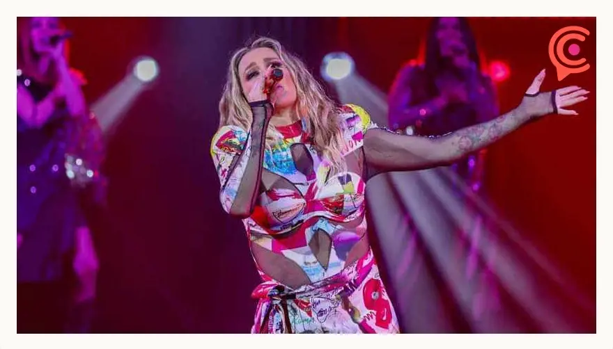 María José invitó al escenario a fanáticos en su concierto en Puebla