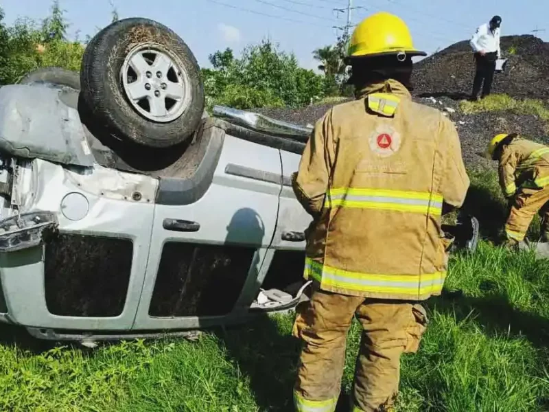 Pareja de adultos mayores resultó herida tras volcadura en San Pedro Cholula