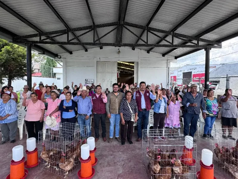 Ariadna Ayala impulsa economía de mujeres con entrega de nuevos paquetes avícolas