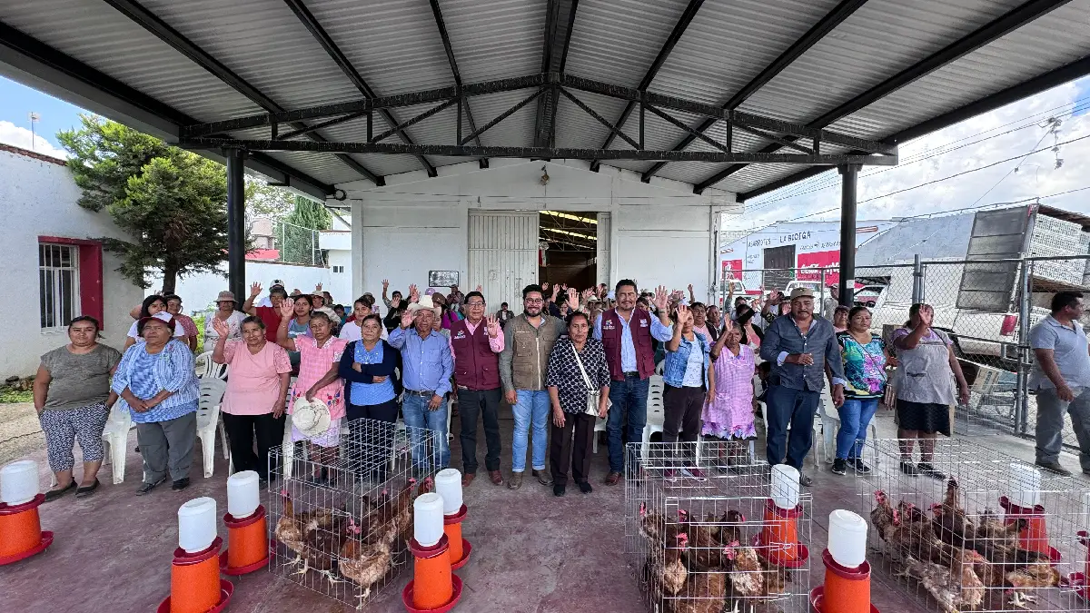 Ariadna Ayala impulsa economía de mujeres con entrega de nuevos paquetes avícolas