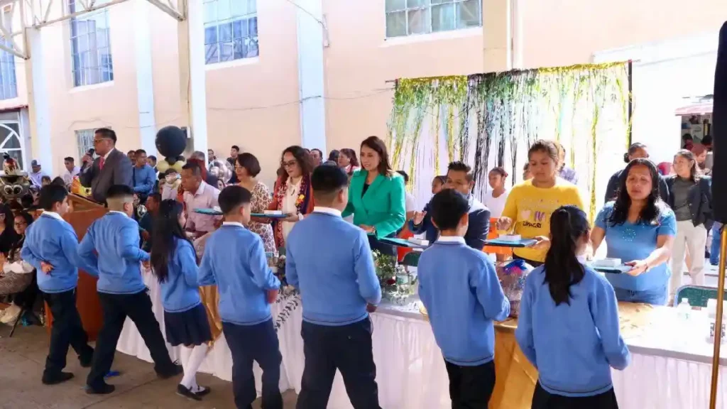 Angélica Alvarado fungió como madrina de graduación en Primaria Rafael Ávila Camacho en Huejotzingo