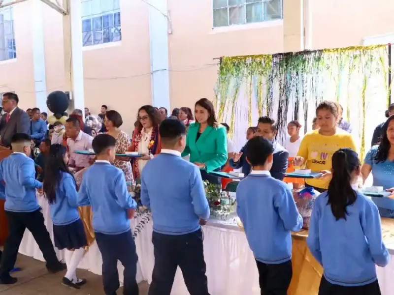 Angélica Alvarado fungió como madrina de graduación en Primaria Rafael Ávila Camacho en Huejotzingo