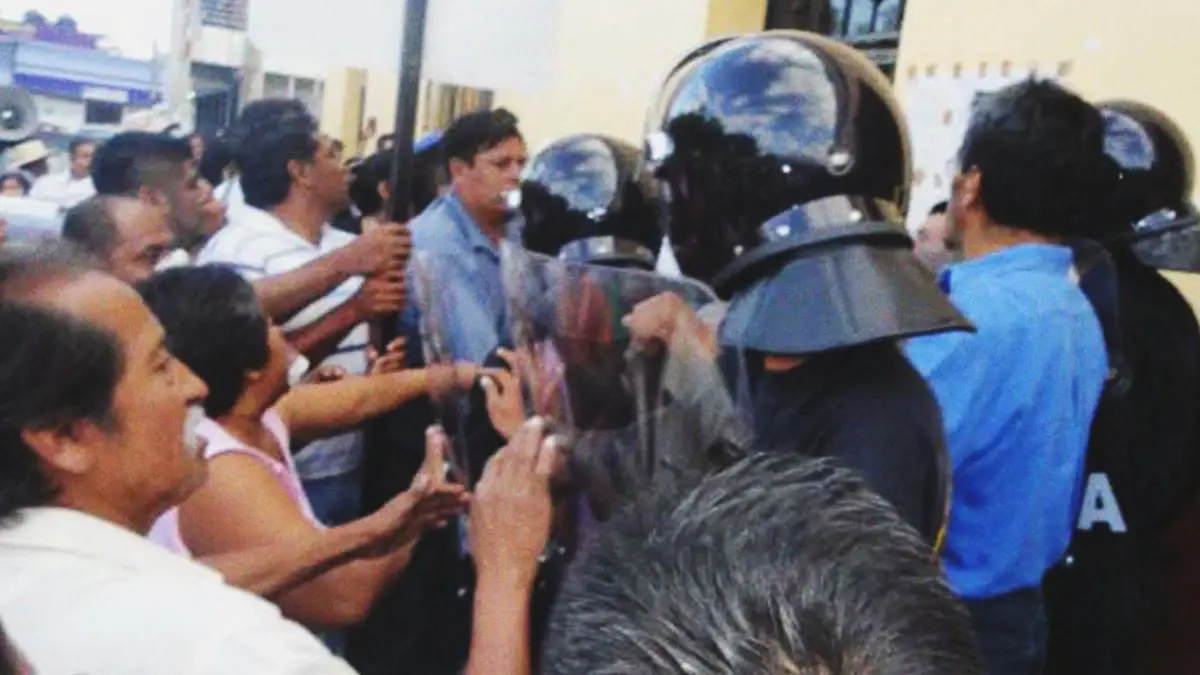 Vecinos de Acajete golpean y desarman a policías municipales, acusan abuso de autoridad