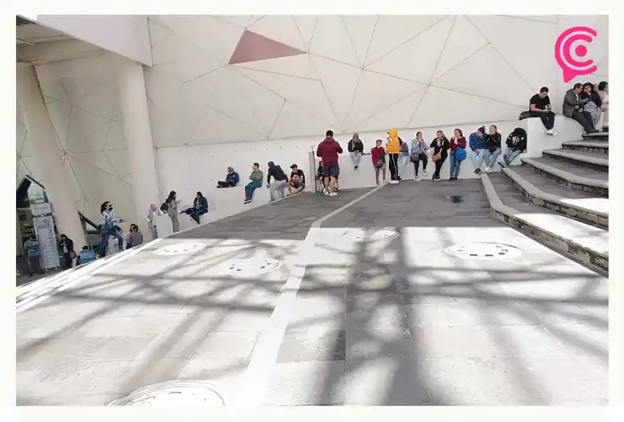 Fanáticos hacen fila para conseguir sus boletos de Aventura y Romeo Santos en Puebla