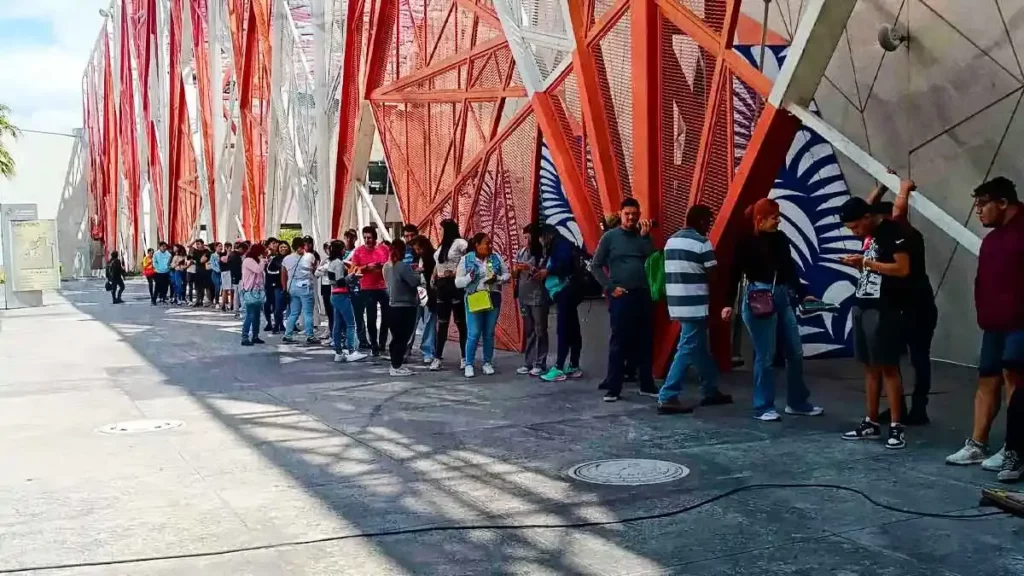 Fanáticos hacen fila para conseguir sus boletos de Aventura y Romeo Santos en Puebla