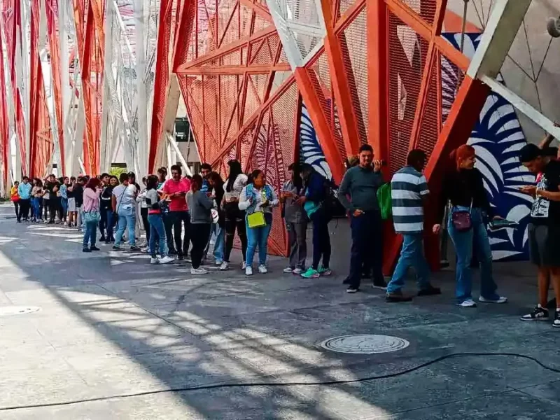 Fanáticos hacen fila para conseguir sus boletos de Aventura y Romeo Santos en Puebla