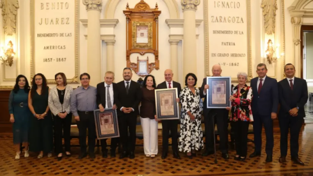 Otorga Ayuntamiento de Puebla copia de la cédula real a tres destacados empresarios