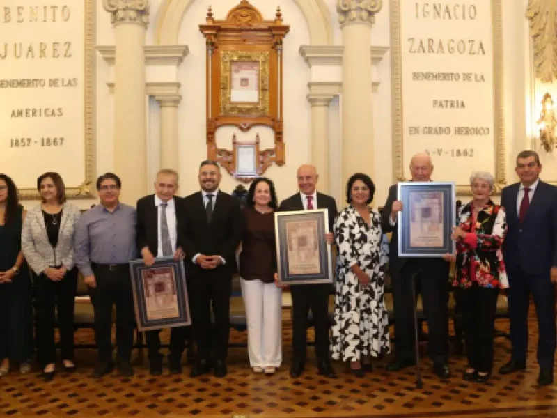 Otorga Ayuntamiento de Puebla copia de la cédula real a tres destacados empresarios