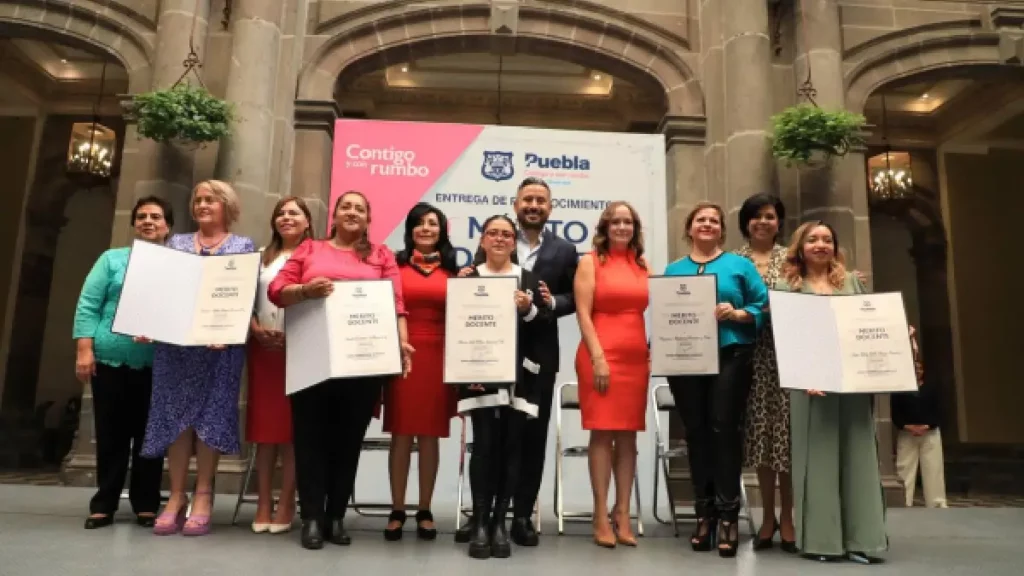 Entrega Ayuntamiento de Puebla los premios al mérito docente