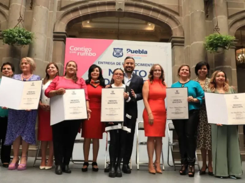 Entrega Ayuntamiento de Puebla los premios al mérito docente