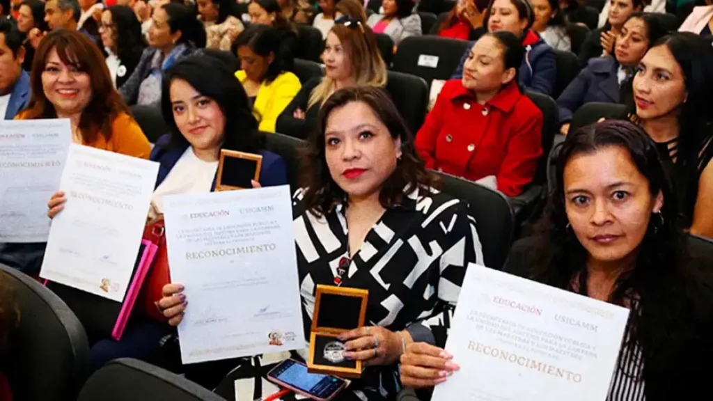 Gobierno de Puebla entrega medallas a más de dos mil administrativos escolares