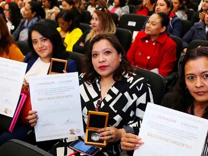Gobierno de Puebla entrega medallas a más de dos mil administrativos escolares