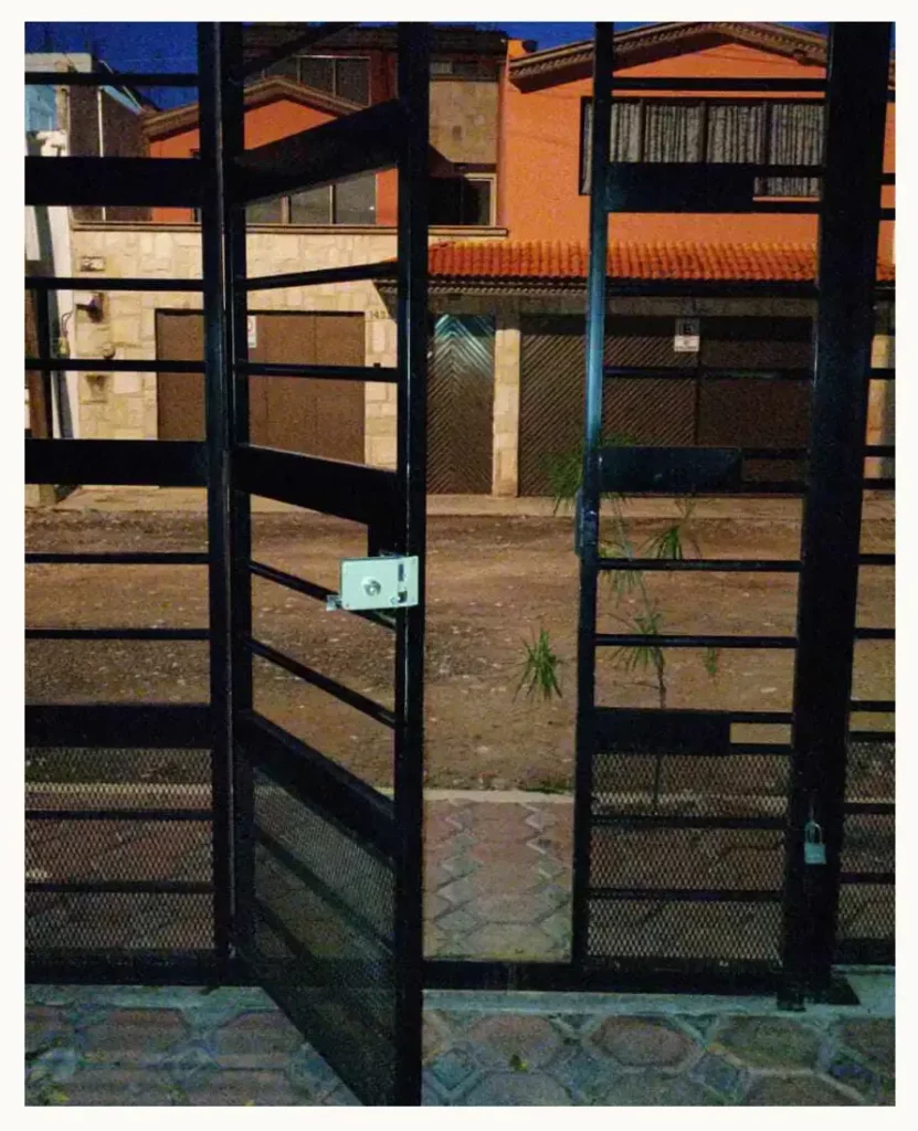 Delincuentes vigilan a vecinos de CU en Puebla para robar bicicletas del estacionamiento de edificio