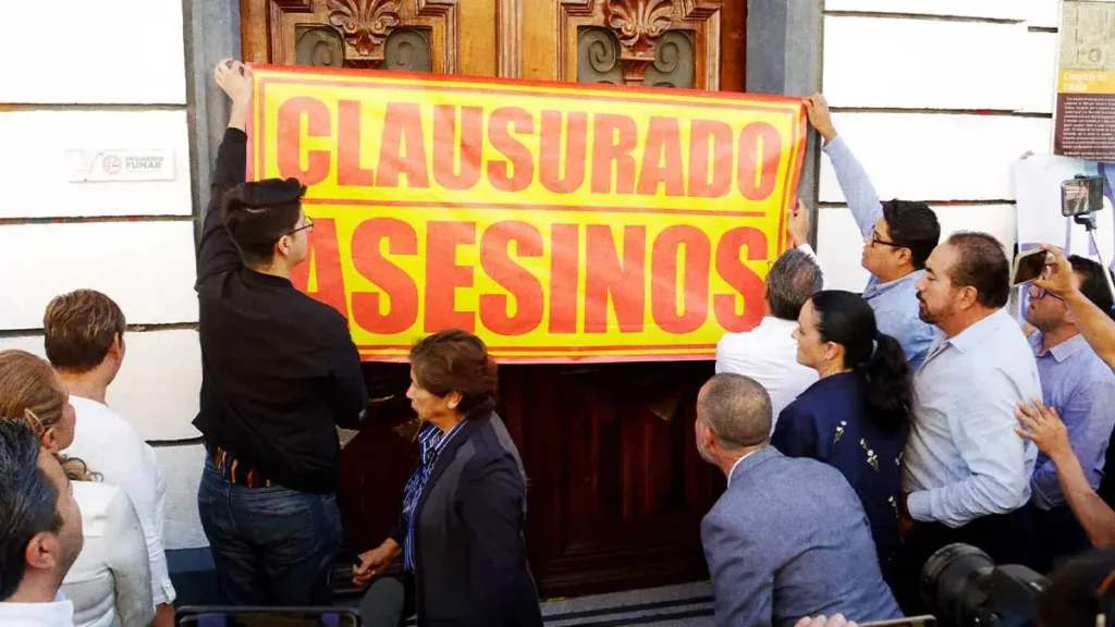 Diputados del PAN clausuran simbólicamente el Congreso de Puebla contra la despenalización del aborto 