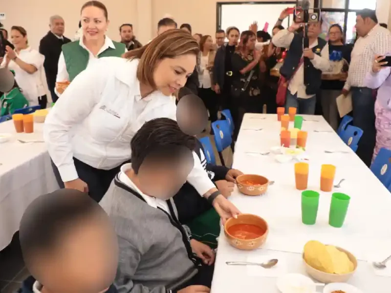 Entrega Gaby Bonilla apoyos a niñas, niños y personas con discapacidad en Teziutlán