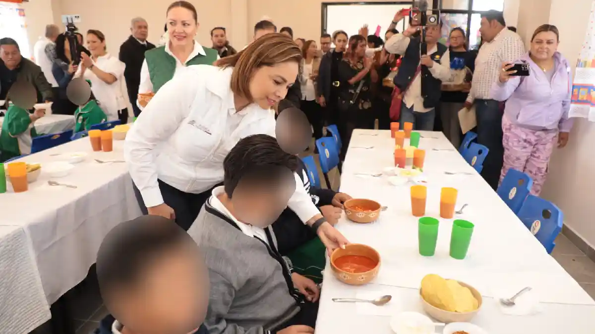 Entrega Gaby Bonilla apoyos a niñas, niños y personas con discapacidad en Teziutlán